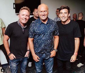 Phil Wickham Leads Worship At Harvest Crusade