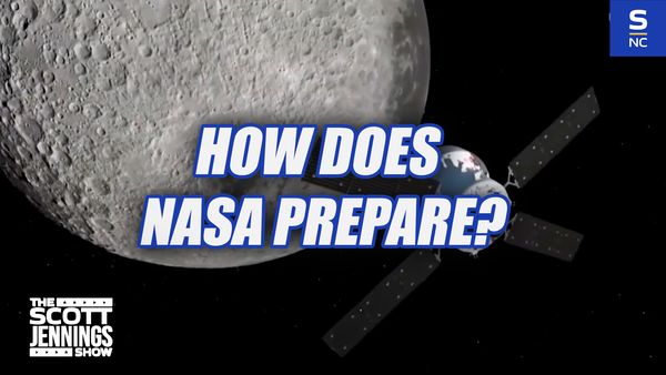 How are the NASA astronauts preparing for this mission to the moon on Artemis 2?