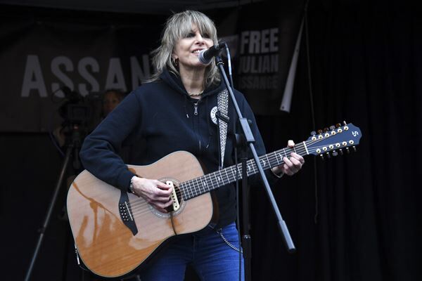 Pretenders’ Chrissie Hynde Debuts New Fender Guitar