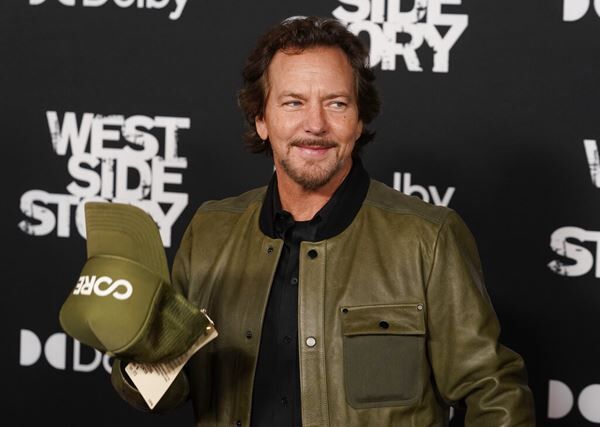 Eddie Vedder Honors Mark Lanegan