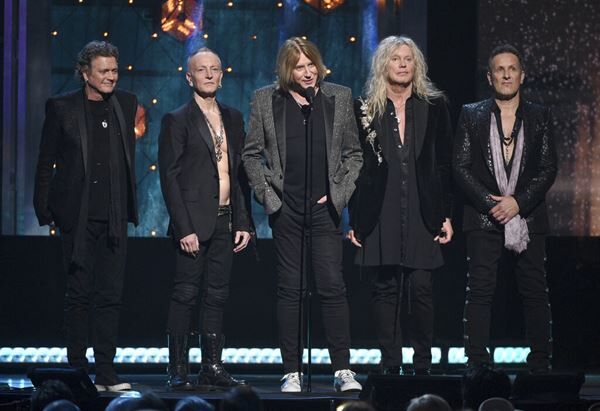 Def Leppard Debuts In Top 10