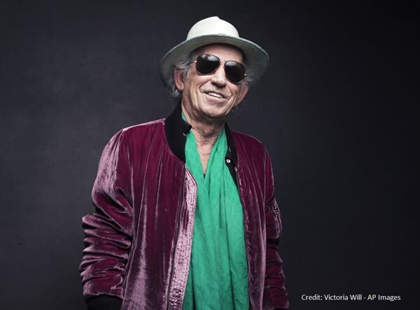 Keith Richards Recreates His Wedding Day Kiss With Wife For Anniversary