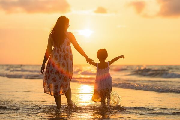 MOM SAVES DIMES FOR 13 YEARS FOR DAUGHTER’S GRAD TRIP TO HAWAII