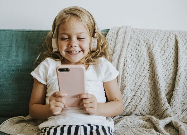 Study: Smartphone Use Linked With Unhealthy Eating