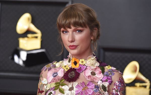 Taylor Swift Shares Snippet Of New Version Of “All Too Well”