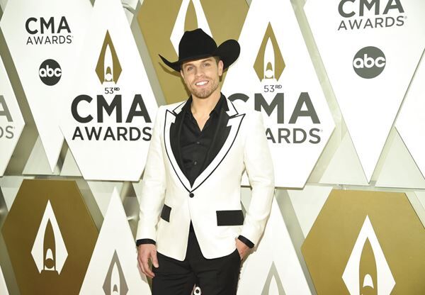 Dustin Lynch Spends Second Week At Number One With MacKenzie Porter Collab