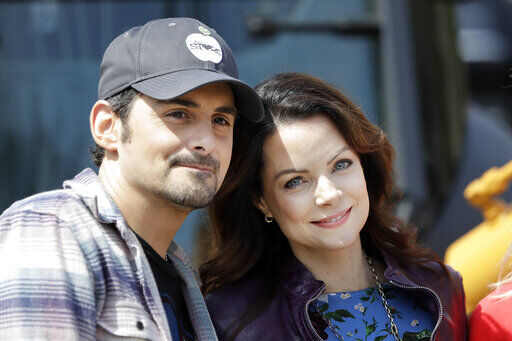 Brad Paisley wishes wife a happy anniversary
