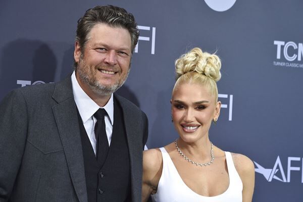 Blake Shelton Has Wife Gwen Stefani In Phone As “Girlfriend”