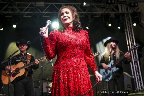Stars Pay Tribute To Loretta Lynn