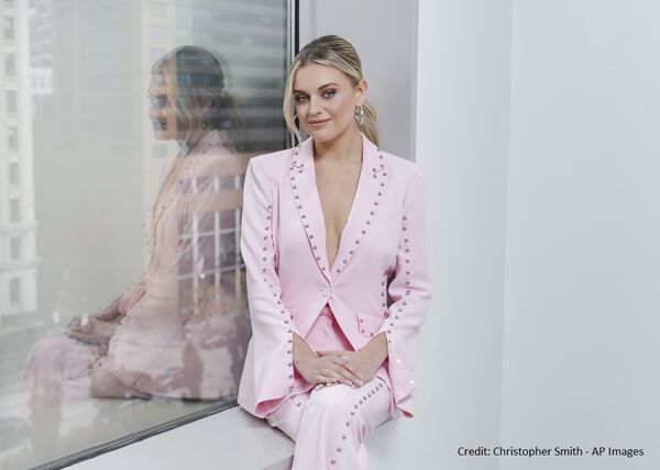 Kelsea Ballerini Soldiers Through Concert With Food Poisoning