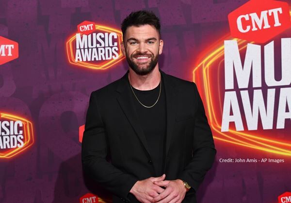DYLAN SCOTT FINDS UNRELEASED SONG ON HIS PHONE'S VOICE MEMO APP