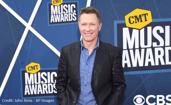CRAIG MORGAN RE-ENLISTS IN US ARMY RESERVE