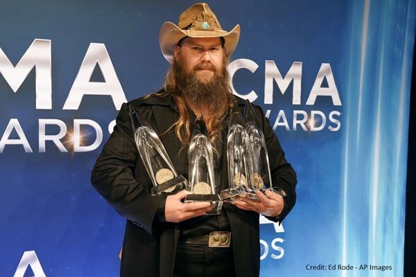 CHRIS STAPLETON DEBUTS NEW TRACK WITH LIVE "MOUNTAINS ON MY MIND"