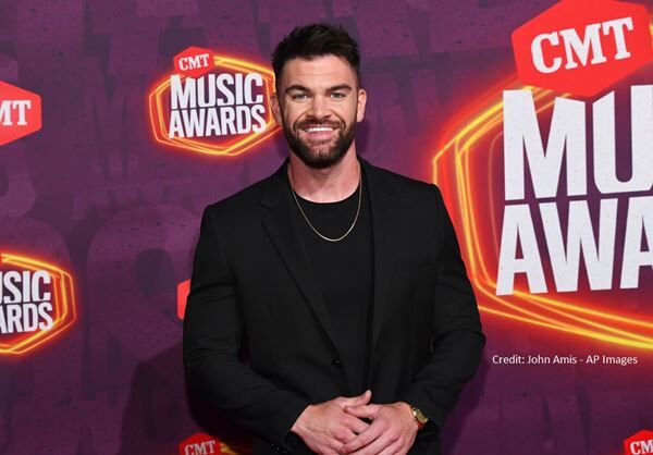 DYLAN SCOTT PUTS CLIP OF NEW SONG ON INSTAGRAM