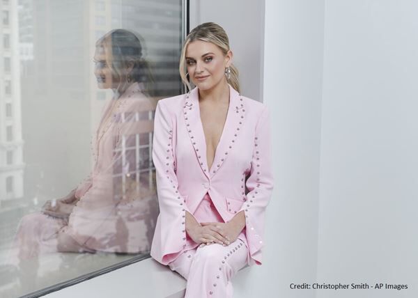 KELSEA BALLERINI SHOWS HOW TO SUCCESSFULLY SLIDE INTO A CELEBS DM'S