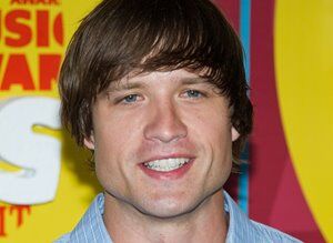 Walker Hayes Pays Tribute To His Favorite Songs In “90s Country”