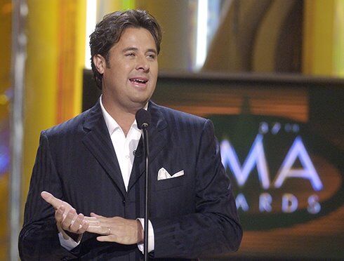 Kidney Stone Keeps Vince Gill From The CMAs