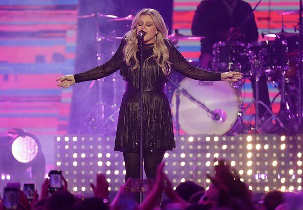 Kelly Clarkson Mad About Carrie Underwood Feud Rumors