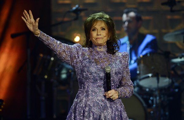 Loretta Lynn Shoots Down Death Bed Tabloid Rumors