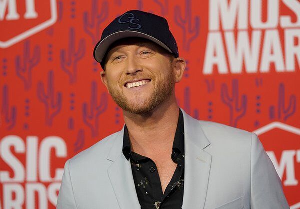 Cole Swindell Goes Home For New Video