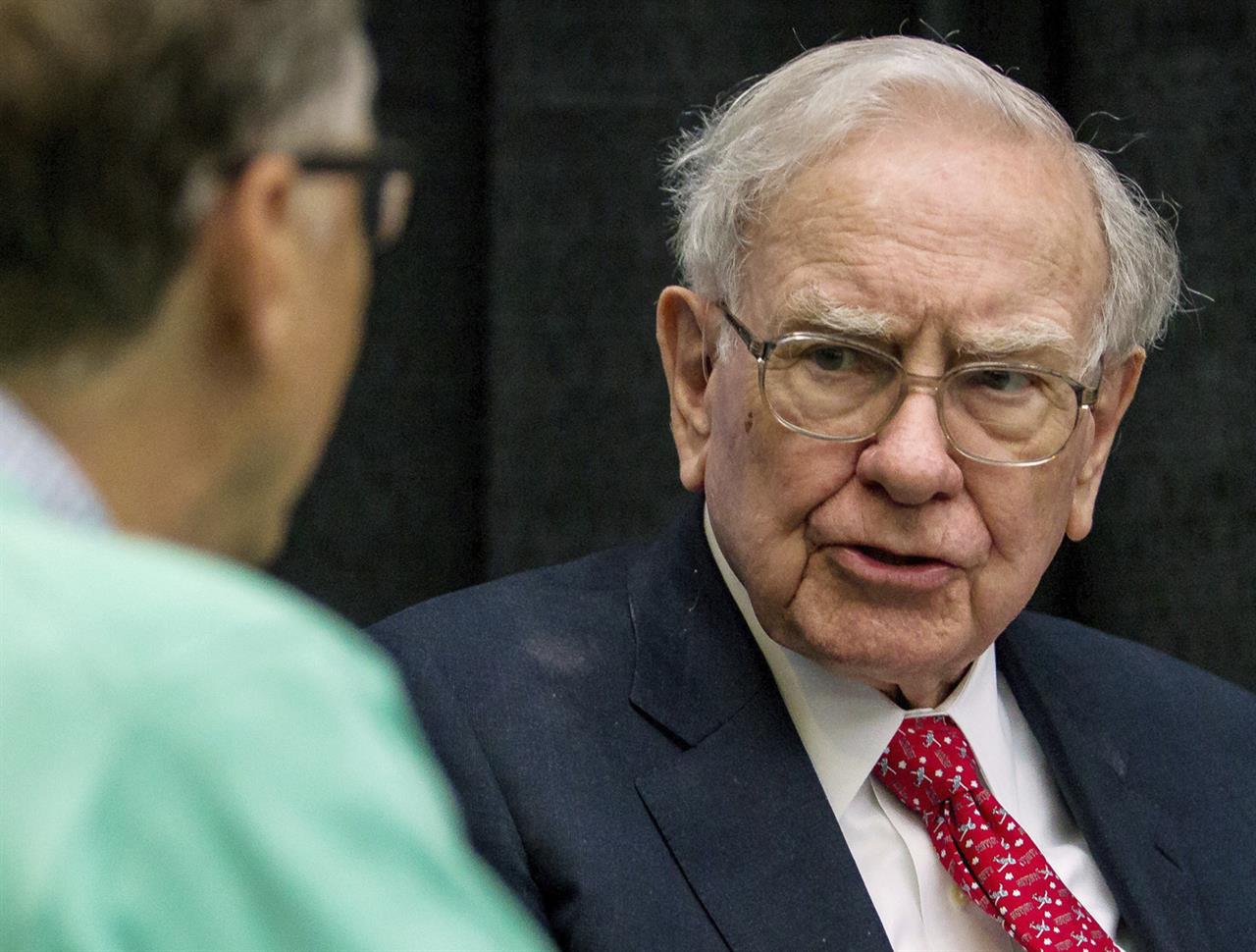 Buffett faults United, but sticks with airlines