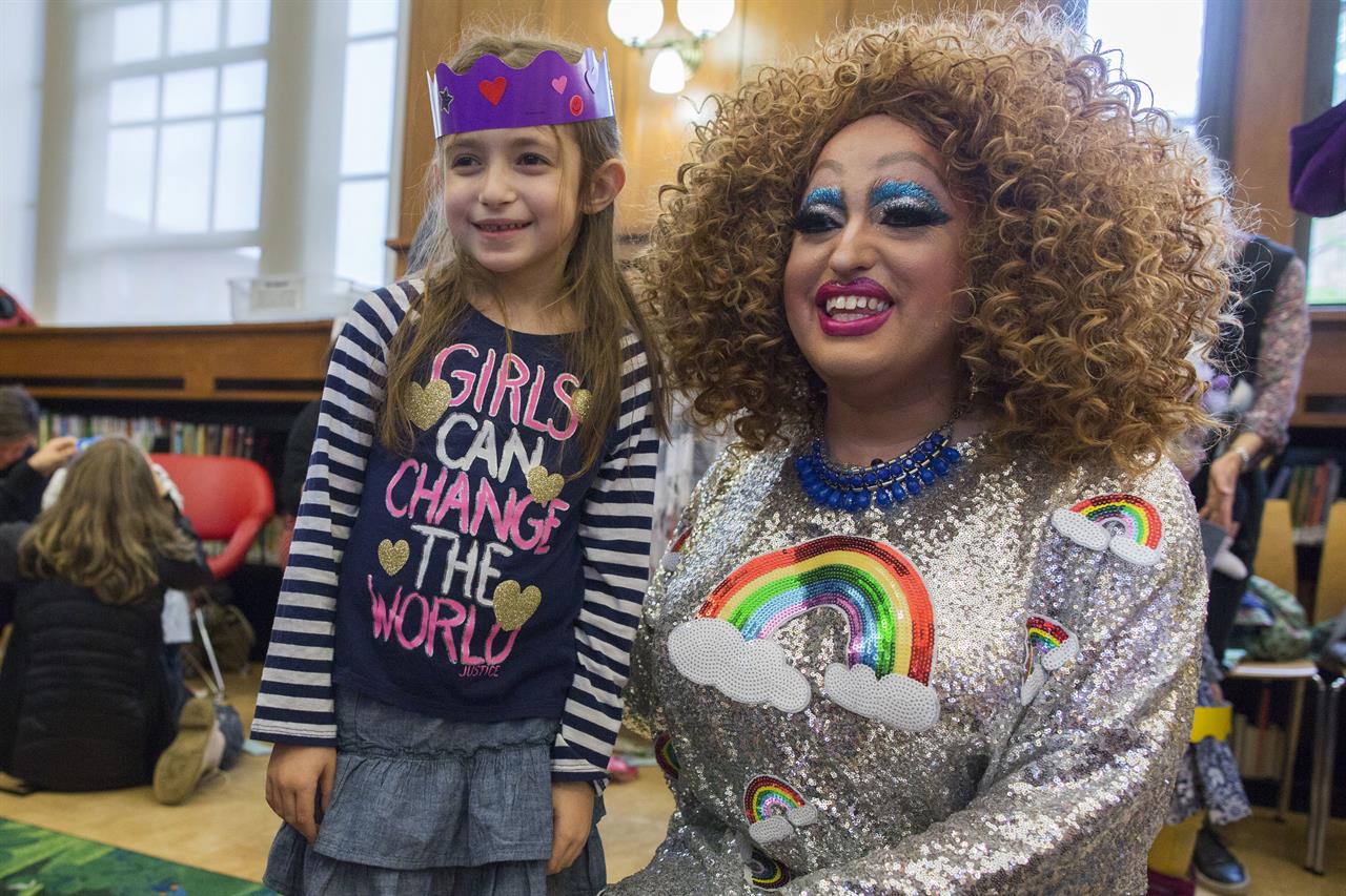 Library brings drag queens, kids together for story hour - Atlanta, GA