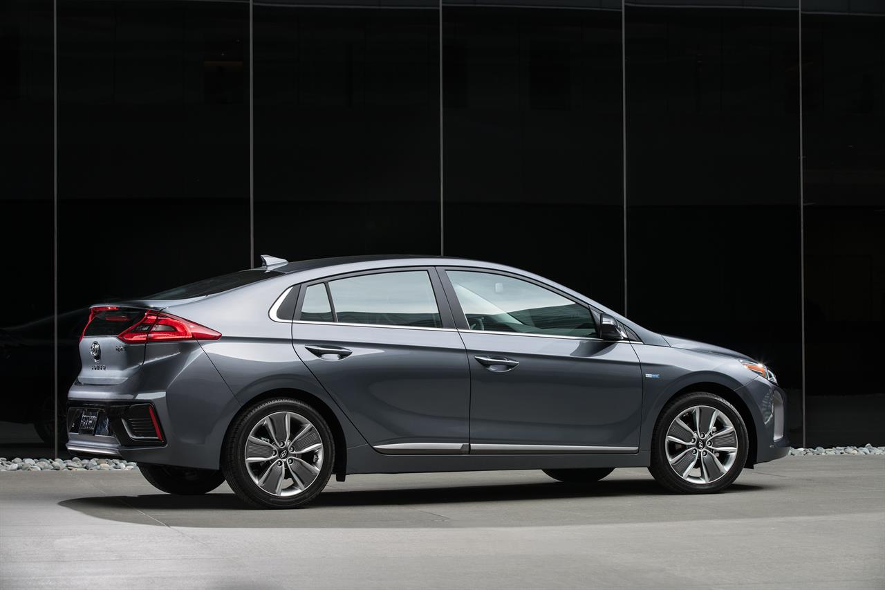 Hyundai Ioniq 2017 S Top Fuel Efficient Gas Electric Hybrid Am The 2017 Ioniq Hybrid Is Hyundai S Fuel Efficient Challenger To Toyota Prius America Best Ing Gasoline Electric