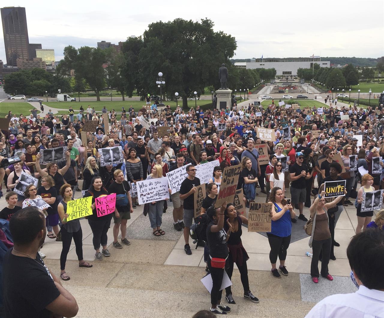 Judge in Minnesota police shooting offers jurors support 