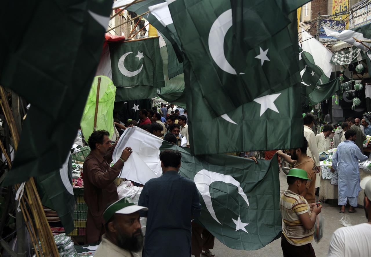 With gun salutes, Pakistan marks 70 years of independence | AM 920 The ...