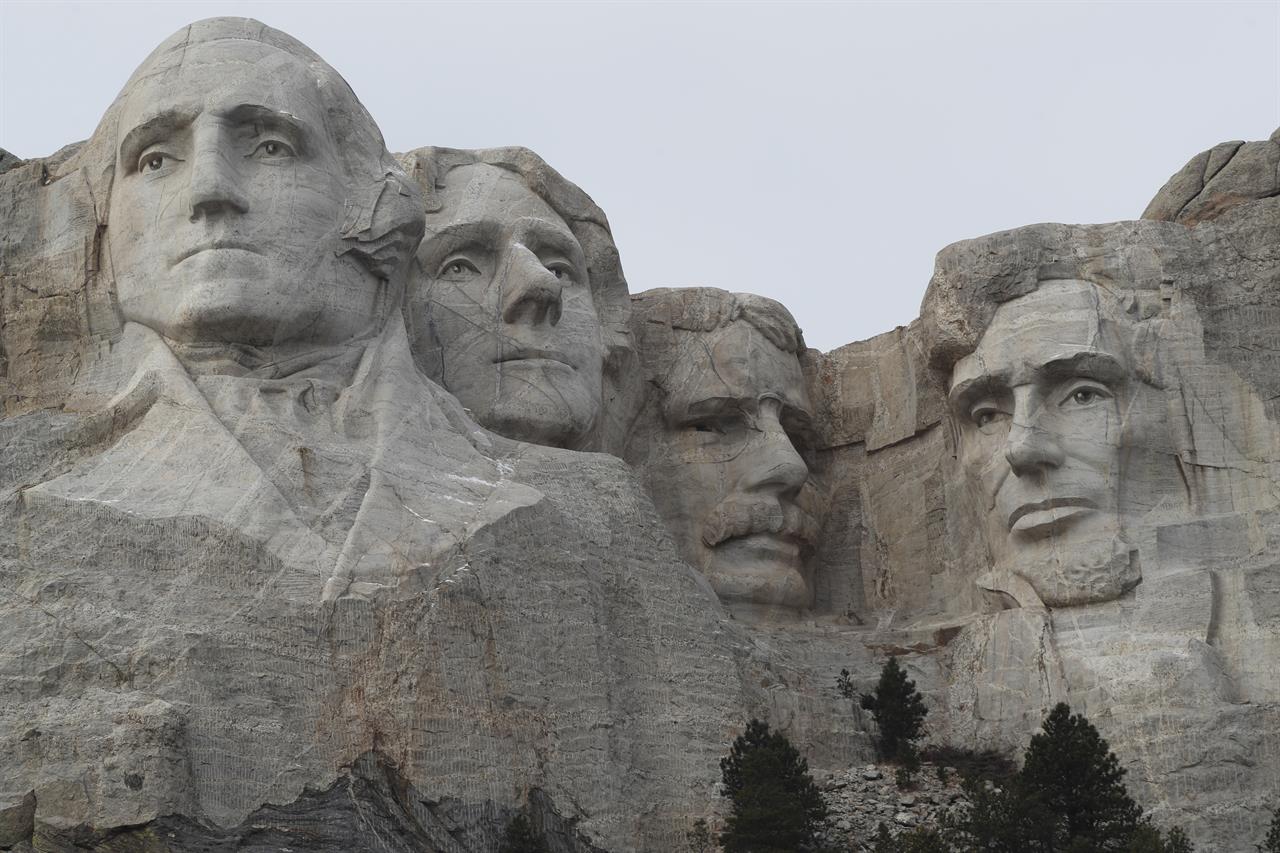 lead-carver-of-mount-rushmore-honored-with-plaque-am-1590-the-answer