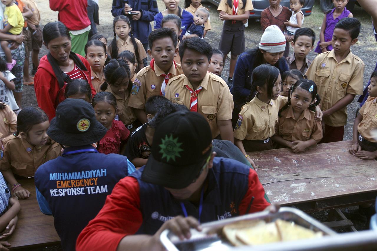 The Latest: Evacuees get meals at temporary camps on Bali | KDOW-AM - San Francisco, CA