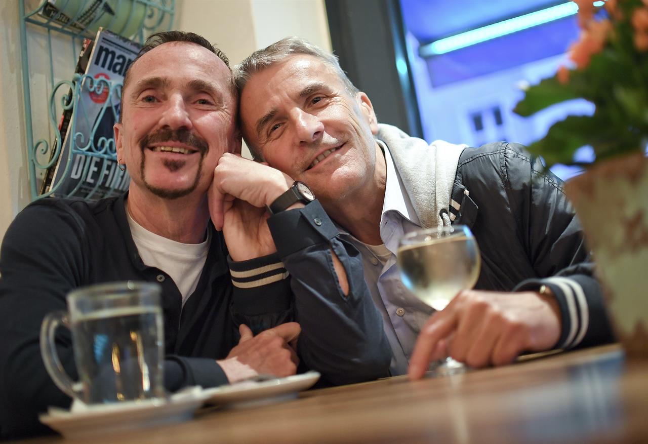 Résultat de recherche d'images pour "embarrassing gay couple sitting at a café"