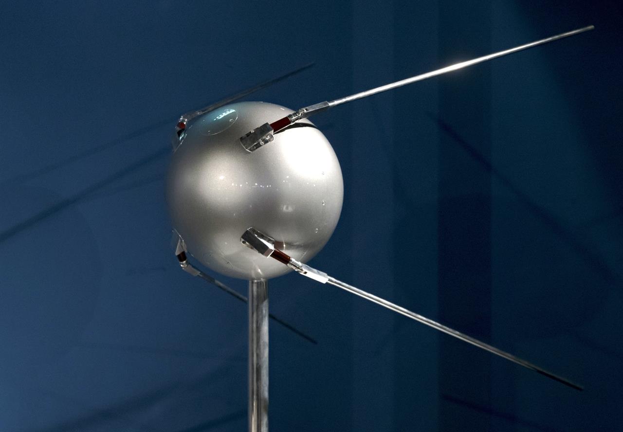 Первого спутника 15. Спутник земли 1957. Первый искусственный Спутник земли 1957. Первый Спутник СССР. Запуск первого спутника земли.