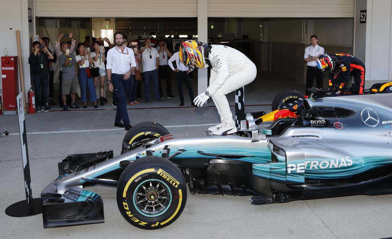 Hamilton wins Japanese GP to move closer to F1 title 