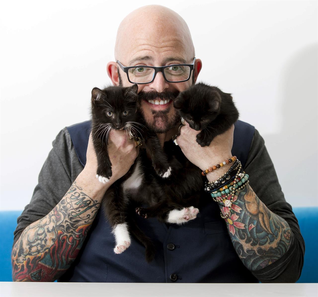 Jackson Galaxy the TV cat guy is out with a new book 710 KNUS