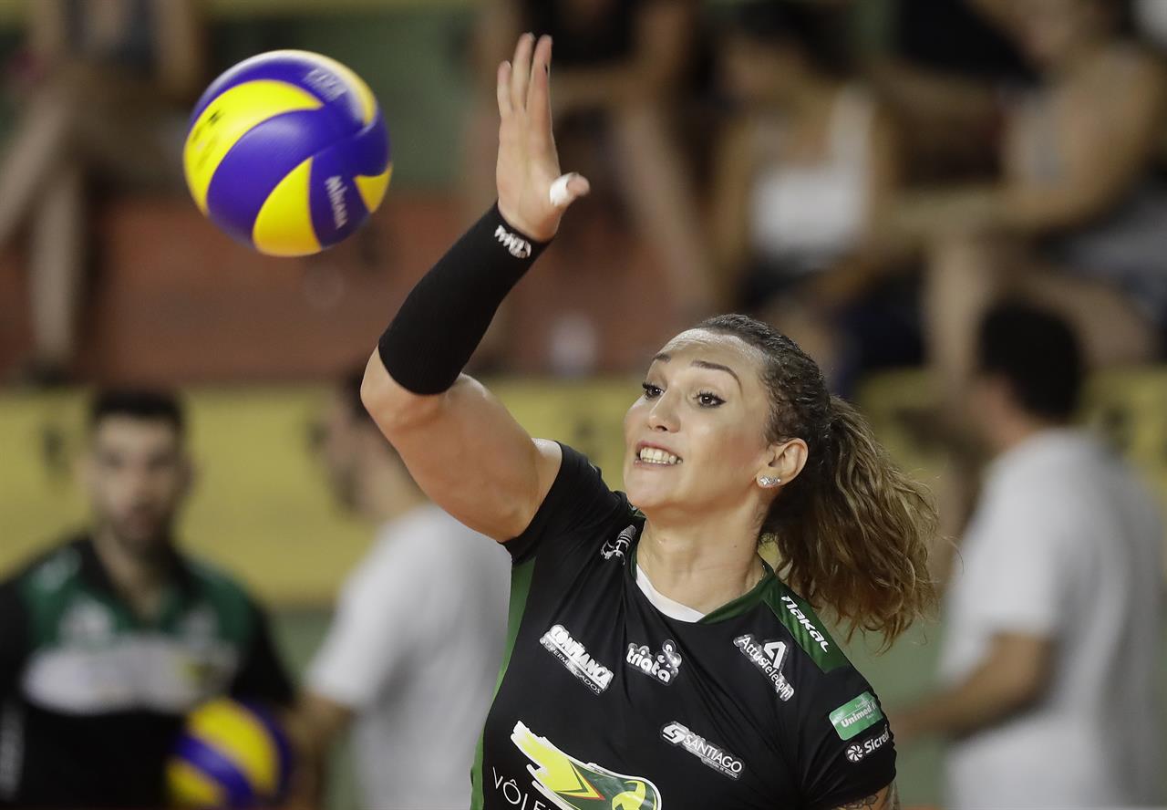 A jogadora Tiffany Abreu, do Vôlei Bauru, crava durante uma partida pela liga brasileira de vôlei na cidade de Bauru, no estado de São Paulo, em terça-feira 19 de dezembro de 2017. Tiffany Abreu é a primeira pessoa transgênero do Brasil a jogar na liga feminina de vôlei na elite do esporte. (Foto: AP Photo / Andre Penner / Sport News)