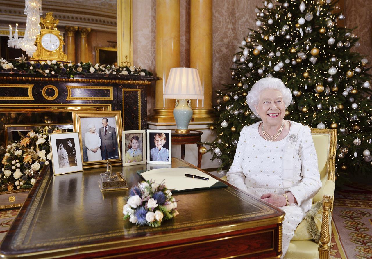 Queen Elizabeth Ii Markle Royals Attend Christmas Service Am