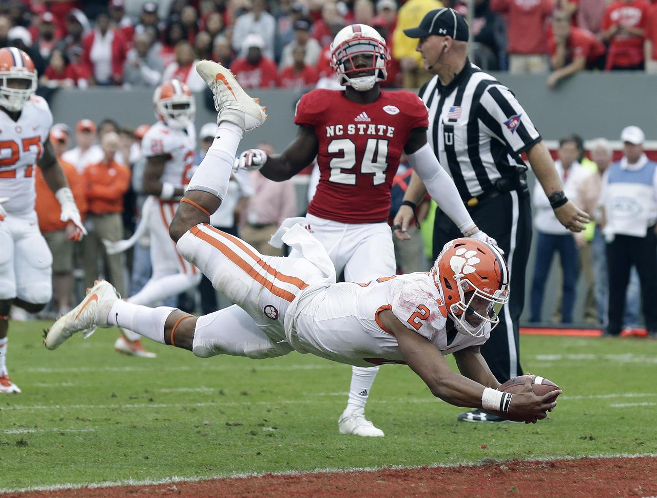 Qbs Bryant And Hurts Run Pass Their Way To Sugar Bowl Am