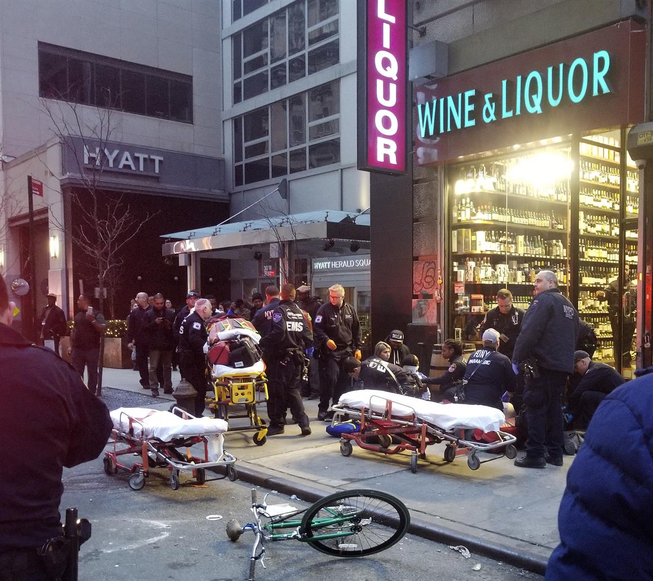 3 men shot in midtown Manhattan near Macy&#39;s, no arrests made | 710 KNUS - Denver, CO