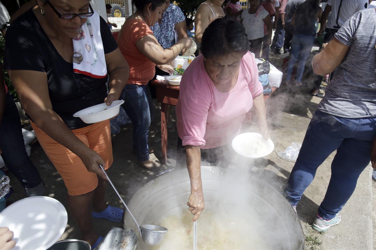 to listen get old how year 3 ride: Guatemalans aid caravan Food, water, Honduran