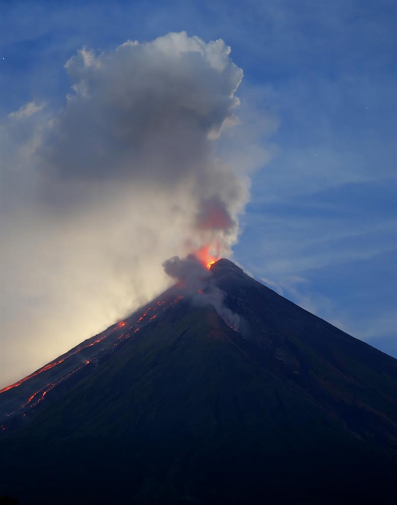 Lava spreads more than 2 miles from Philippine volcano | AM 1590 The ...