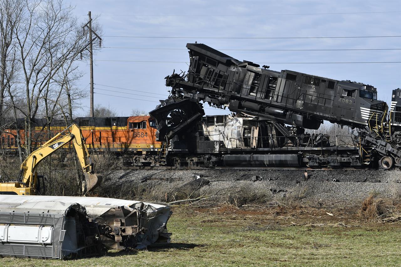 The Latest Norfolk Southern clearing derailed freight cars 710 KNUS