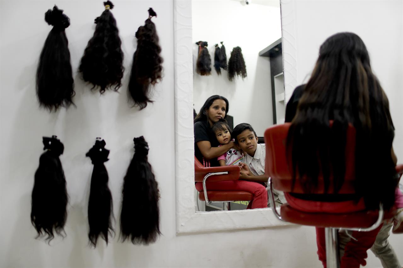 In Venezuela Women Sell Hair As Another Way To Get By Am 560