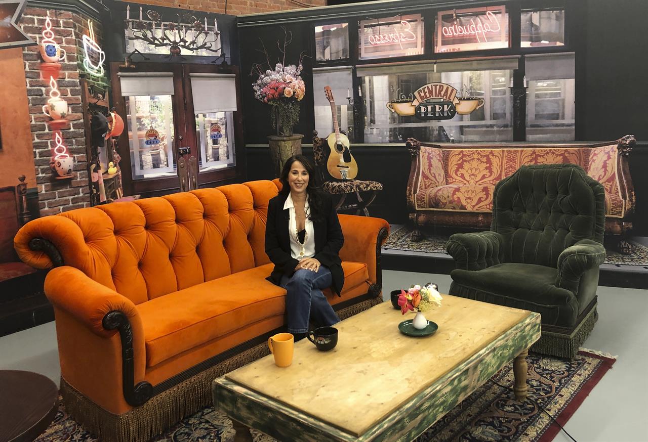 Friends Pop Up Lets Sitcom S Fans Explore Show S Key Props Am