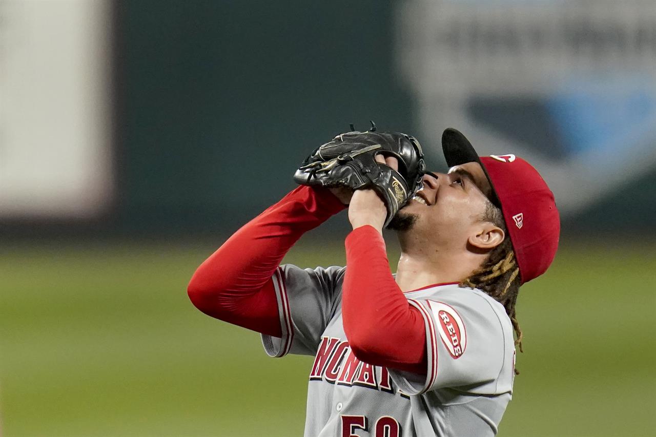 Castillo pitches 2hitter, Votto HR as Reds beat Cardinals
