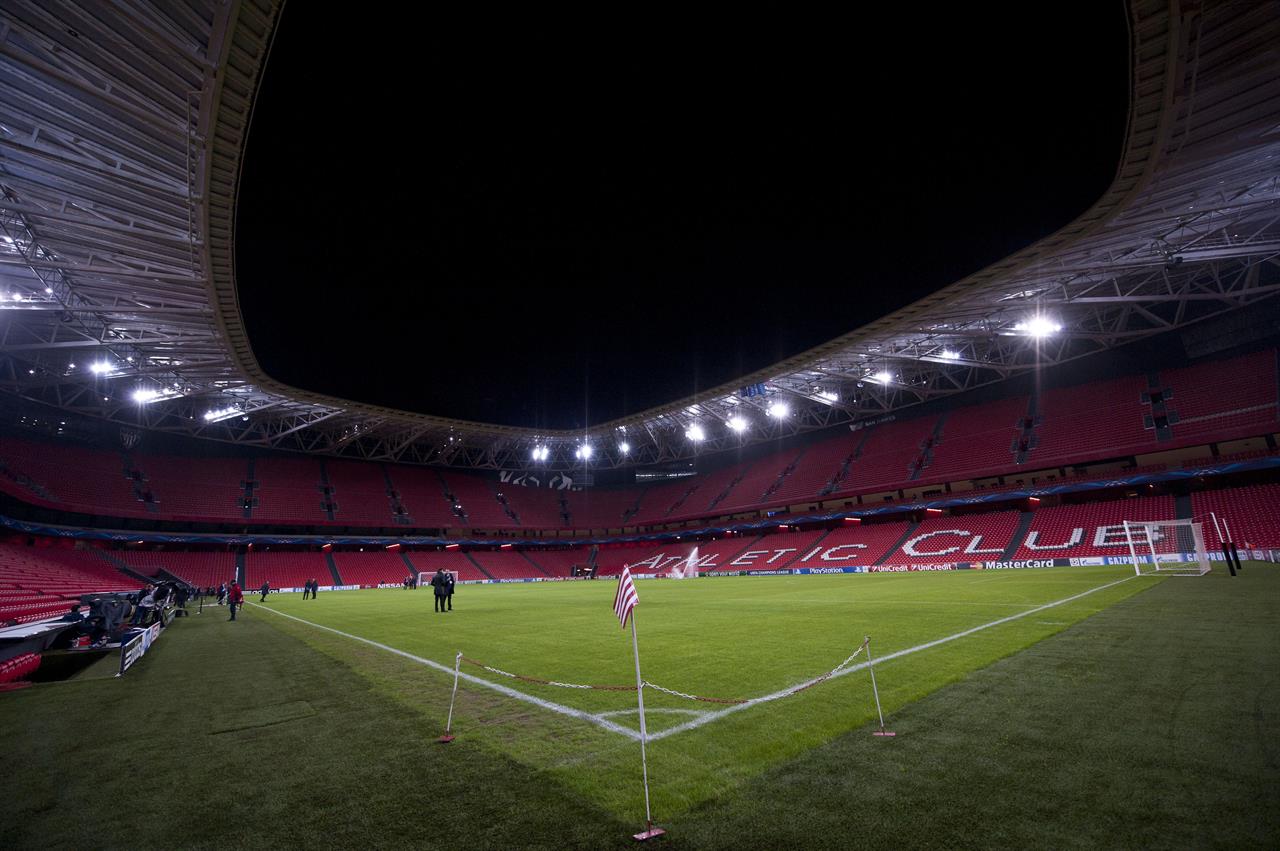 ARCHIVO - En imagen de archivo del miércoles 10 de diciembre de 2014, se muestra una vista general del estadio San Mamés de Bilbao, en el norte de España. El viernes 23 de abril del 2021, Bilbao y Dublín perdieron su lugar como sedes de la próxima Eurocopa al no poder garantizar el ingreso de la cantidad de aficionados al estadio requerida por la UEFA debido a la pandemia de coronavirus. (AP Foto/Álvaro Barrientos, archivo)