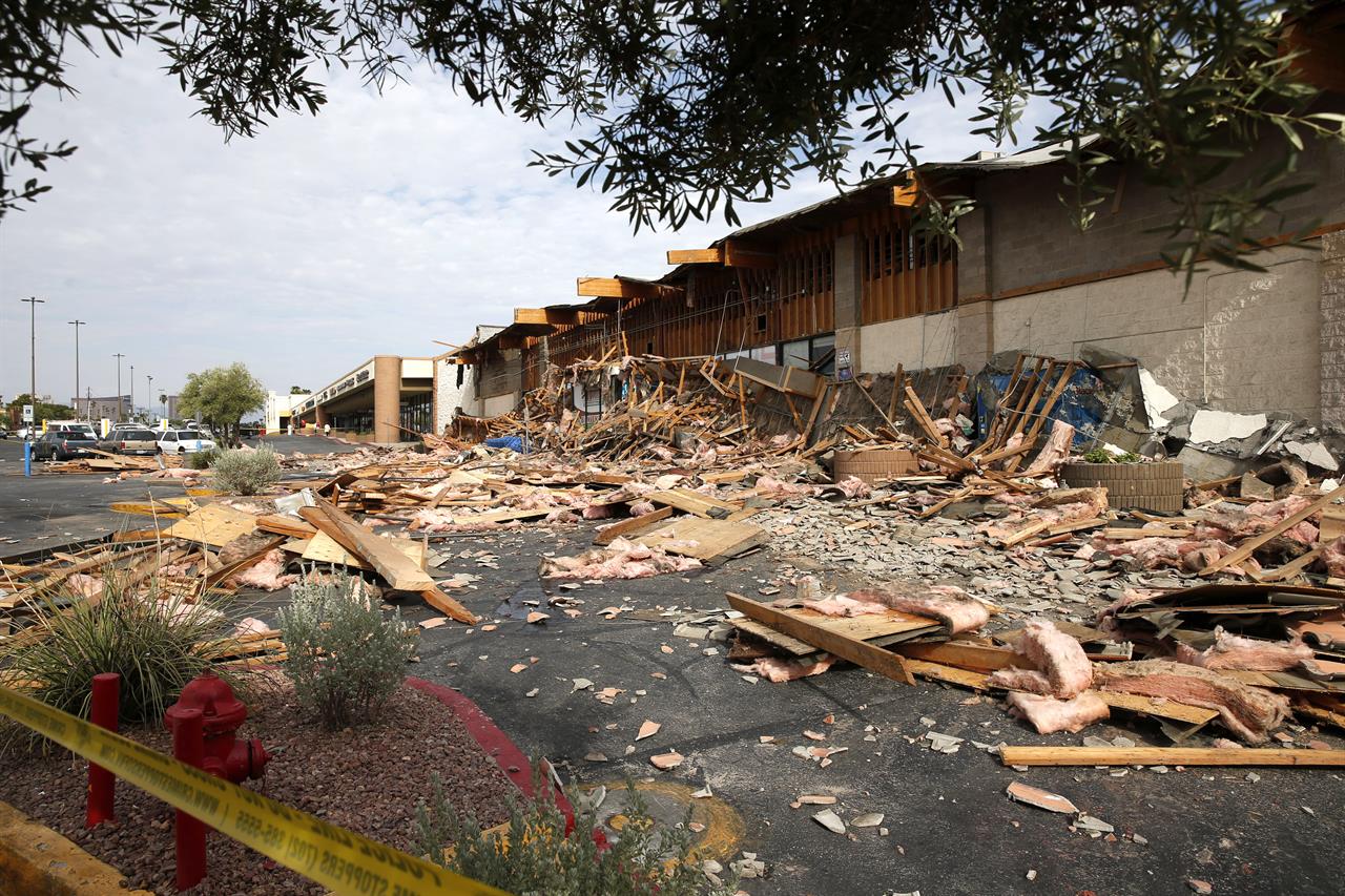 Vegas grocery storefront collapses at opening time, 4 hurt - Vimarsana News
