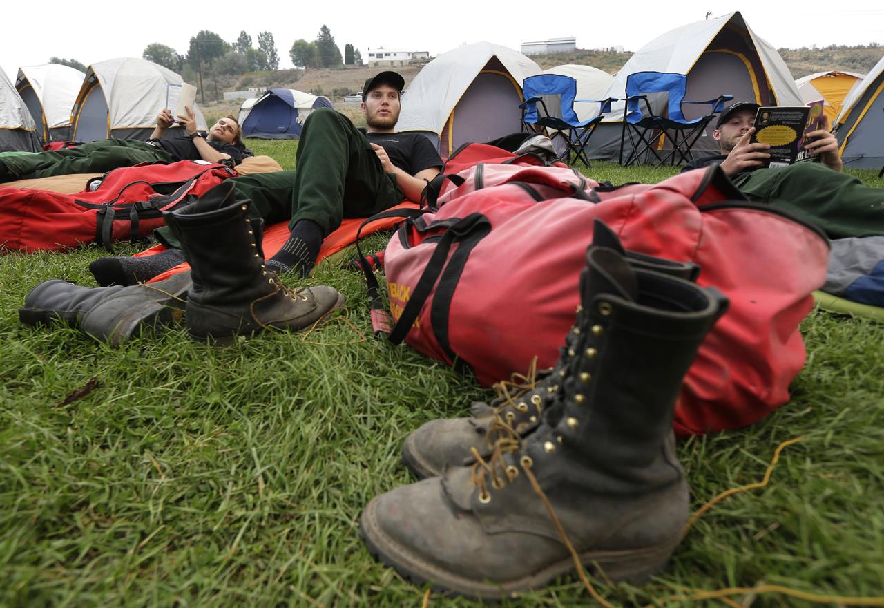 EXPLAINER: How wildfire camps keep crews ready for battle - Vimarsana News