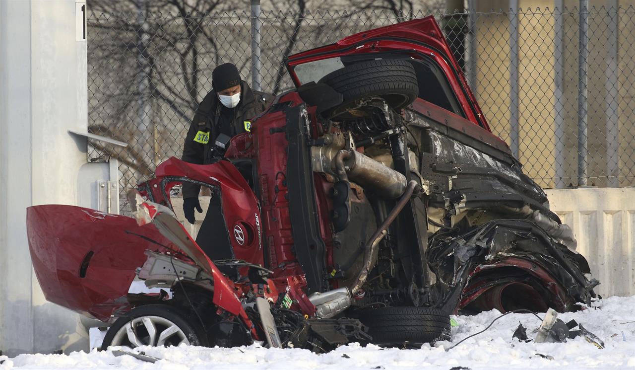 2 killed, 2 injured when car plunges off Chicago expressway AM 560