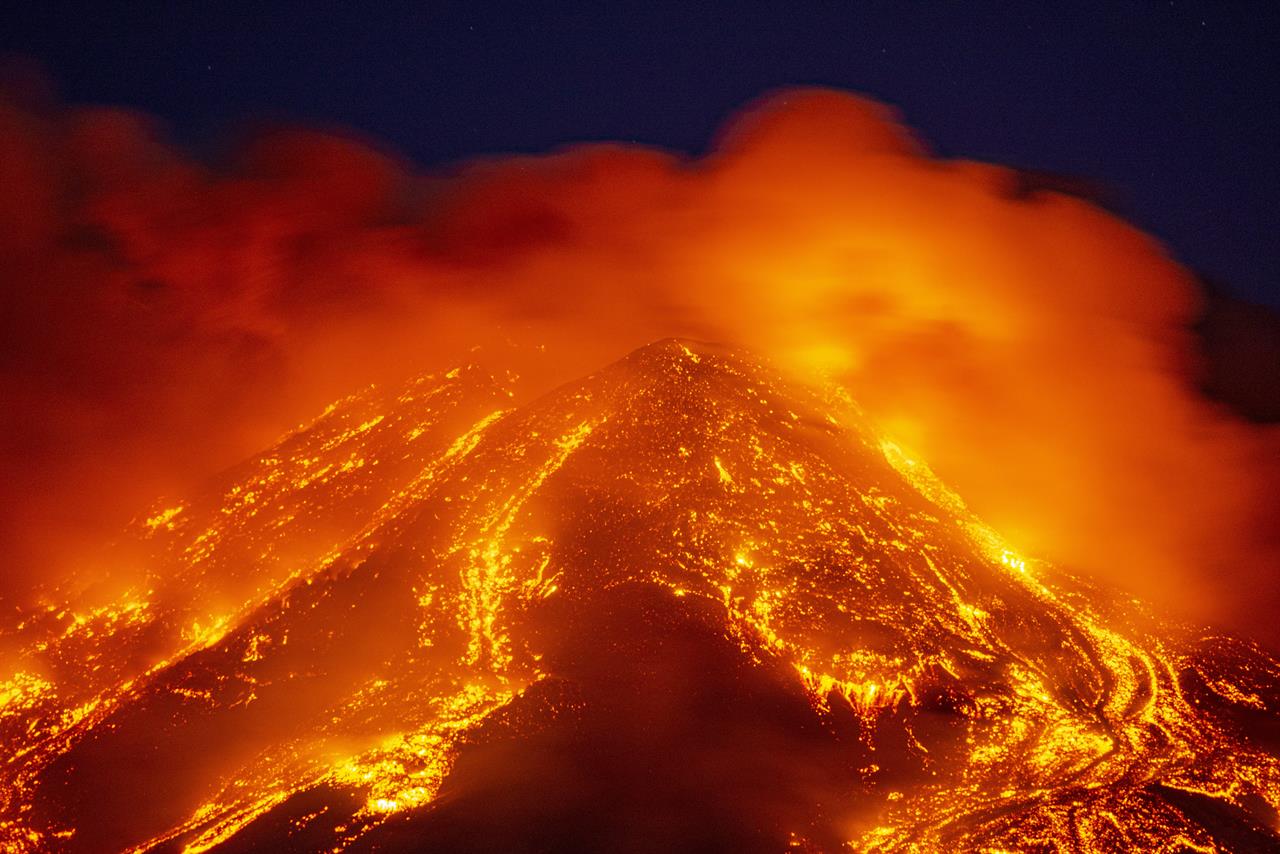 Etna keeps up its spectacular explosions; ash rains on towns AM 1420
